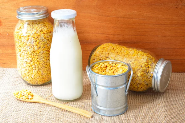 Latte di soia in vetro con semi di soia. Cibo per la salute . — Foto Stock