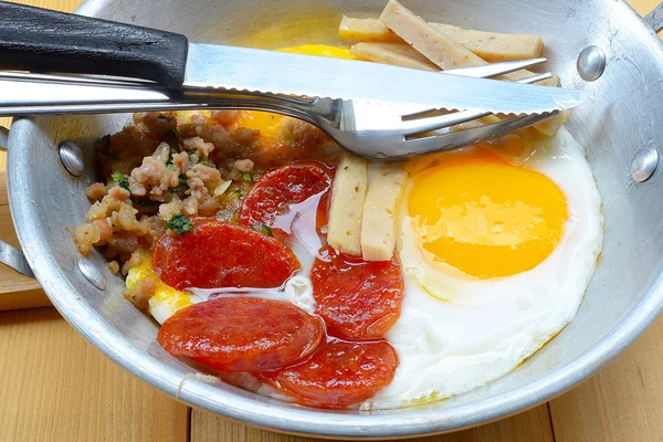 Индокитай, жареное яйцо со свининой и десертами, завтрак в тайском стиле — стоковое фото