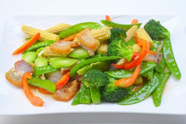 Gevrek domuz eti ile tavada kızartılmış karışık sebze.