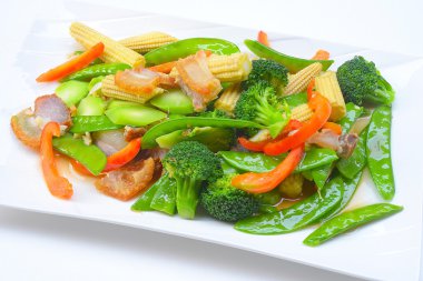 Gevrek domuz eti ile tavada kızartılmış karışık sebze.