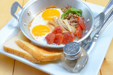 Domuz eti ve soslar, kahvaltı gıda Tay tarzı ile yumurta Indochina tavada
