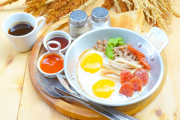 Indochina huevo frito con cerdo y aderezos, Comida de desayuno en estilo tailandés —  Fotos de Stock