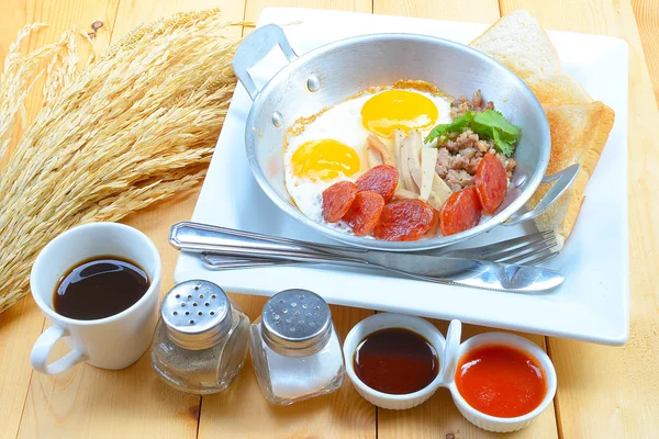 Indocina uovo fritto in padella con carne di maiale e condimenti, Prima colazione in stile tailandese — Foto Stock