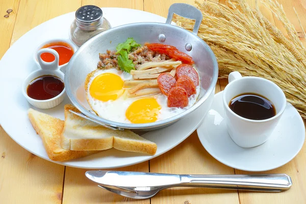 Œuf poêlé en Indochine avec porc et garnitures, Nourriture de petit déjeuner dans le style thaïlandais — Photo