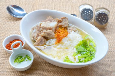 Domuz kaburga sıcak çorba kupa ile haşlanmış pirinç