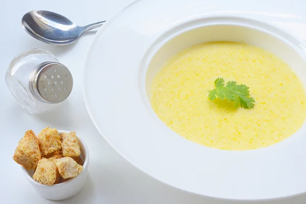 Супи, пюре кукурудзи з грінки — стокове фото