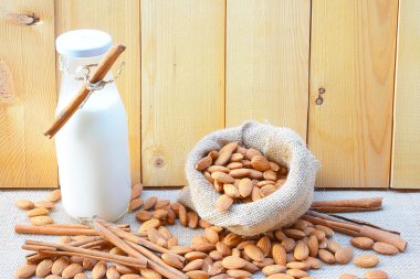 ile ahşap bir masaya badem badem sütü