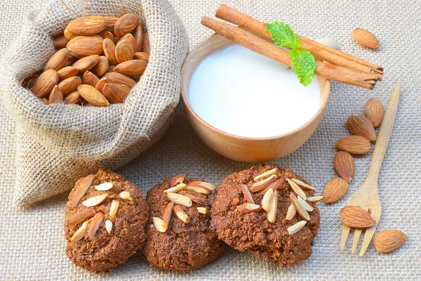 Ev yapımı kurabiye, badem ve badem sütü.