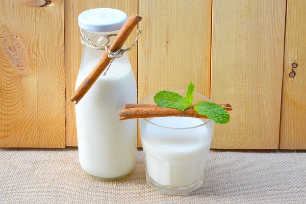 Latte di mandorla con mandorla su un tavolo di legno — Foto Stock