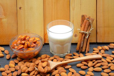 Su beyaz bir kase içinde iliklerine kadar çiğ badem