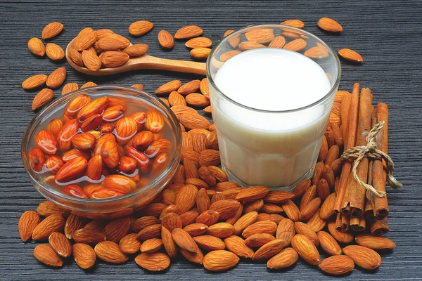 Almond mentah berendam dalam semangkuk air putih — Stok Foto