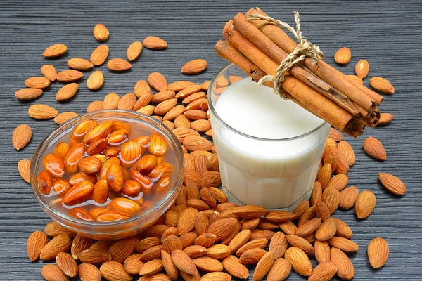 Almond mentah berendam dalam semangkuk air putih — Stok Foto