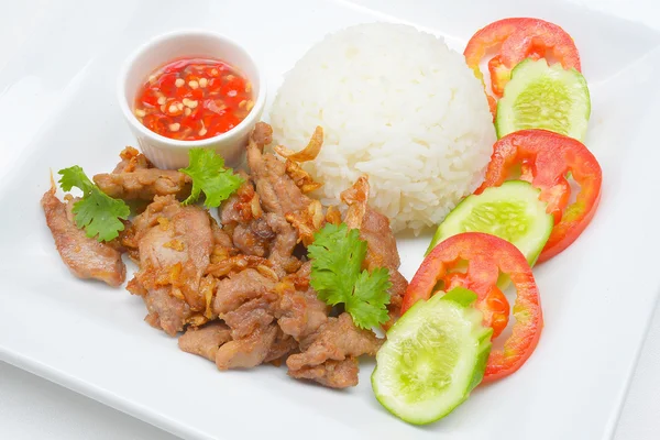 Nourriture thaïlandaise, porc frit à l'ail croquant — Photo