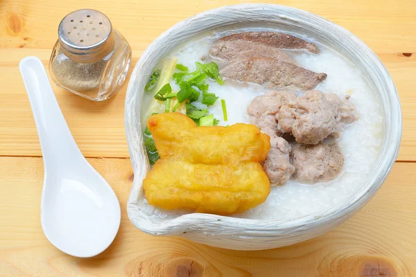 Congee mit Schweinefleisch und Ingwerscheiben auf Reisbrei mit Schweinefleisch — Stockfoto