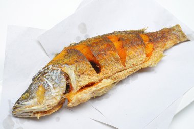 Kızarmış barramundi veya Asya levrek (Late calcarifer) Balık kapat