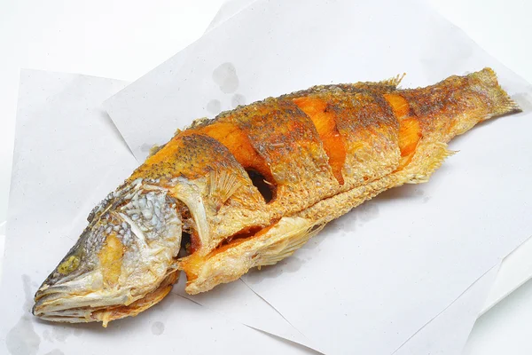 Primo piano del pesce Barramundi fritto o del pesce di mare asiatico (tardivo calcarifer) — Foto Stock