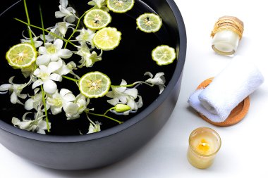 Spa uygulamaları için kase doğal çiçekler.