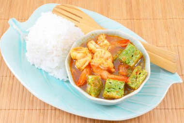 Karides ve ekşi çorba demirhindi yapılan yumurta yapıştırın, lezzetli Tay geleneksel yemek