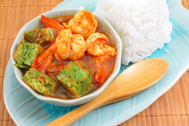 Karides ve ekşi çorba demirhindi yapılan yumurta yapıştırın, lezzetli Tay geleneksel yemek