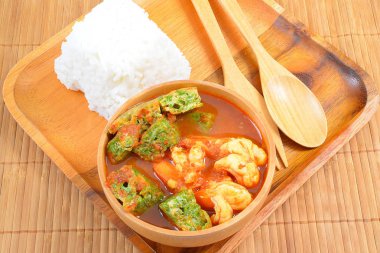 Karides ve ekşi çorba demirhindi yapılan yumurta yapıştırın, lezzetli Tay geleneksel yemek