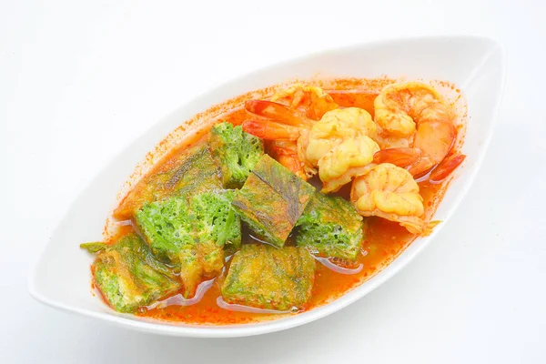 Креветки и яичный кислый суп из пасты тамаринд, вкусная тайская традиционная еда — стоковое фото