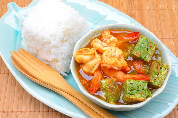 Karides ve ekşi çorba demirhindi yapılan yumurta yapıştırın, lezzetli Tay geleneksel yemek