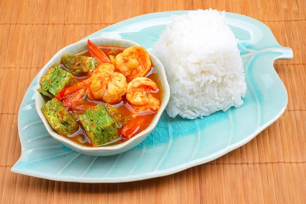 Karides ve ekşi çorba demirhindi yapılan yumurta yapıştırın, lezzetli Tay geleneksel yemek