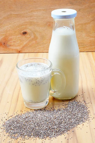 Chiasamen frische Milch für die Gesundheit — Stockfoto