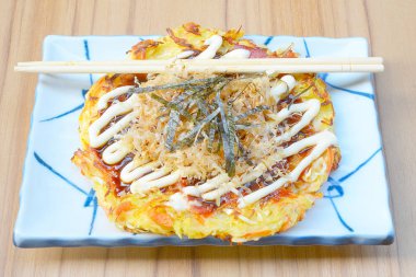 Japon yemekleri okonomiyaki, Japon pizza. Hiroşima, Japonya'nın geleneksel gıda