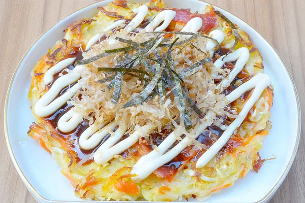Comida japonesa okonomiyaki, pizza japonesa. Comida tradicional en Hiroshima, Japón — Foto de Stock