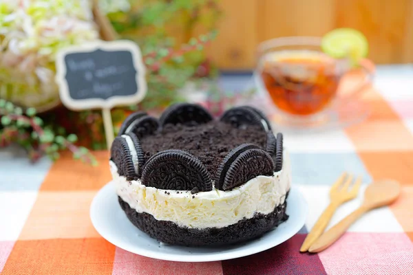 Krémový tvarohový dort s čokoládovými sušenkami a smetanovými sušenkami. — Stock fotografie