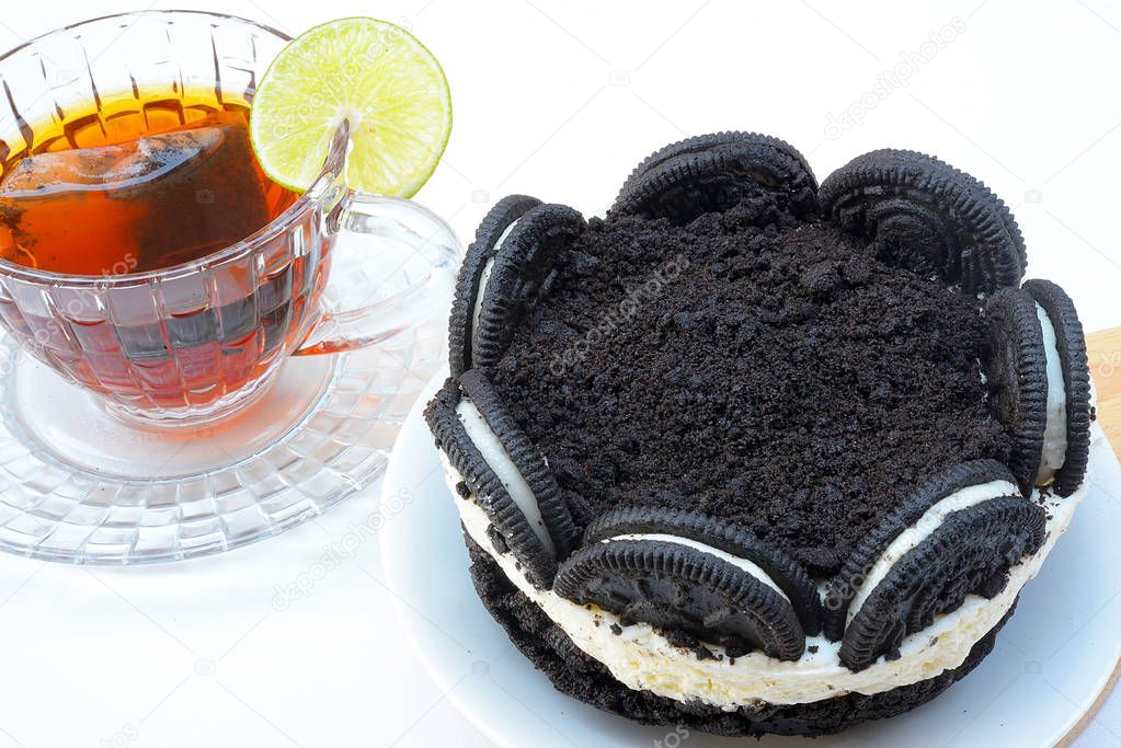 Creamy cheesecake with chocolate cookies and cream biscuits.