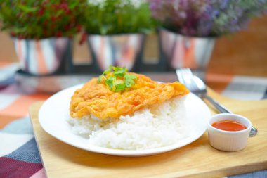 Kıyılmış karides ile omlet .