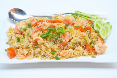 Kızarmış karidesli pilav.