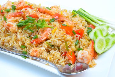 Kızarmış karidesli pilav.