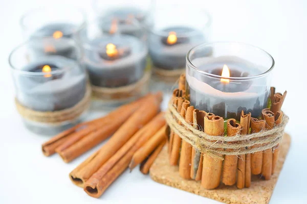 Tarçın ile dekore edilmiş mum