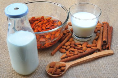 Su beyaz bir kase içinde iliklerine kadar çiğ badem