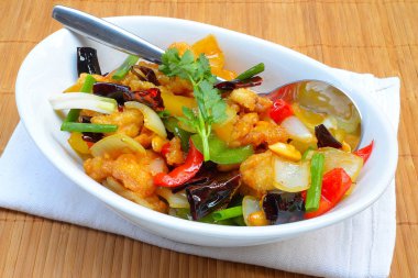 kaju fıstığı ile kızarmış tavuk