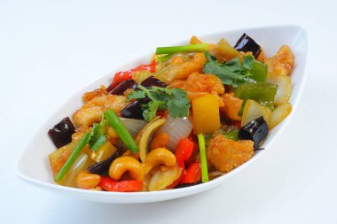 kaju fıstığı ile kızarmış tavuk