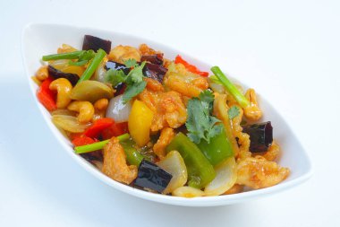 kaju fıstığı ile kızarmış tavuk