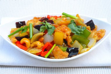 kaju fıstığı ile kızarmış tavuk