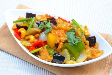 kaju fıstığı ile kızarmış tavuk