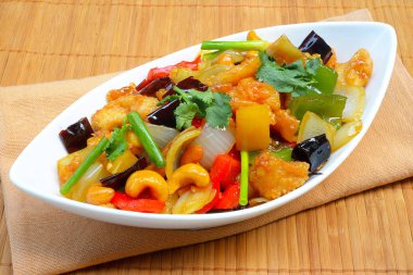 kaju fıstığı ile kızarmış tavuk