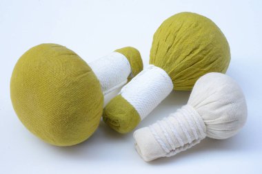 beyaz zemin üzerinde kaplıca tedavisi için bitkisel kompres top