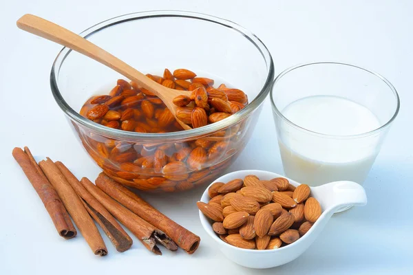 Almond mentah berendam dalam semangkuk air putih — Stok Foto