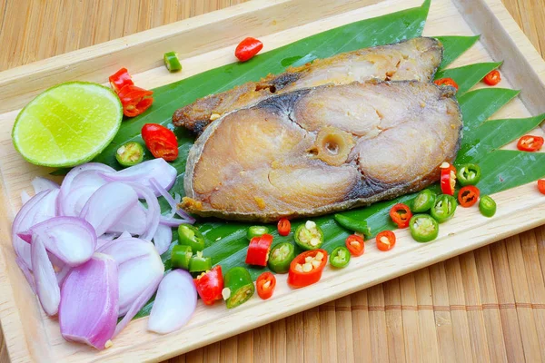 Риба Пряна солона з ламоном — стокове фото