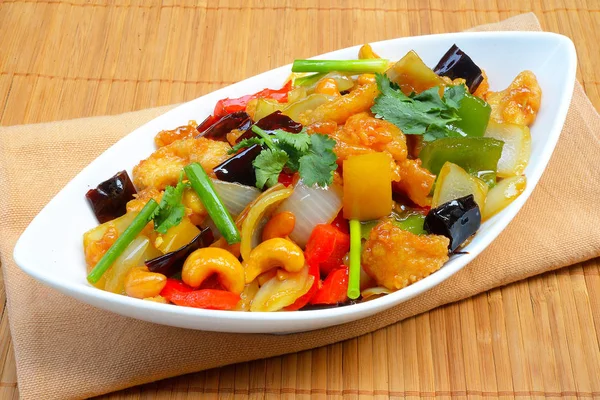 kaju fıstığı ile kızarmış tavuk