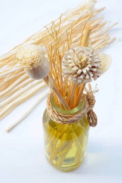 Difusor de aroma com bastões de bambu montados (óleo ) — Fotografia de Stock