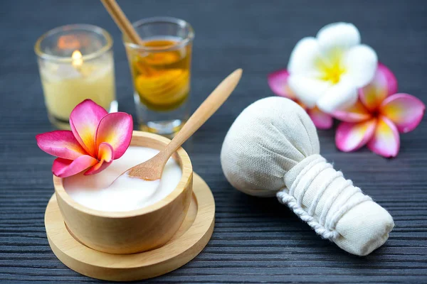 Yoğurt doğal spa uygulamaları cilt için.