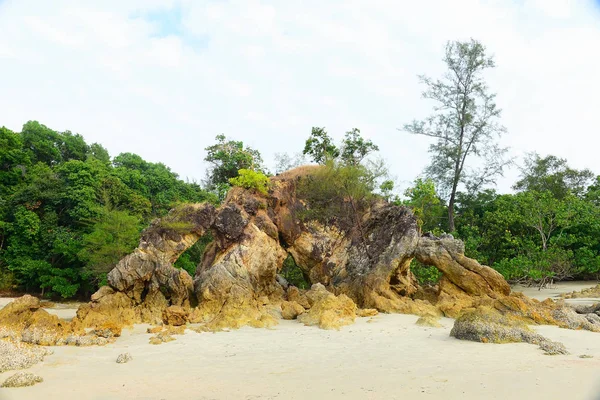 Tropisch strand op Payam eiland Andaman Zee Thailand. — Stockfoto
